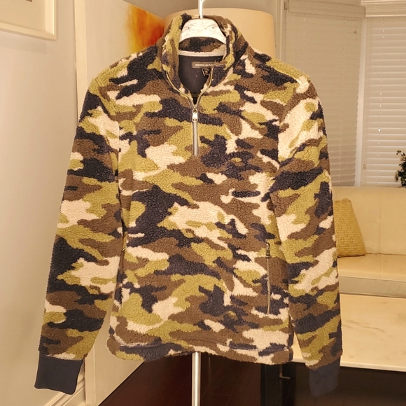 🔥 New Banana Republic Camo Sherpa Pull Over Sweater XS men (Green & Brown) - Picture 2 of 6
